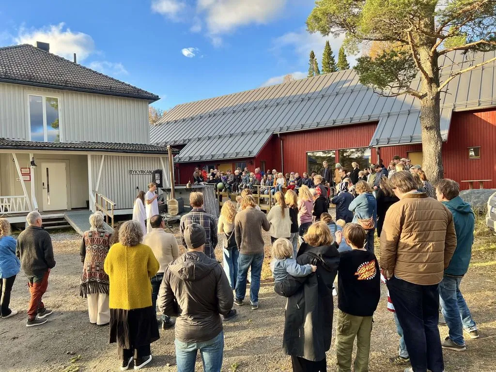Många samlade på gården utanför Bykyrkan en solig dag