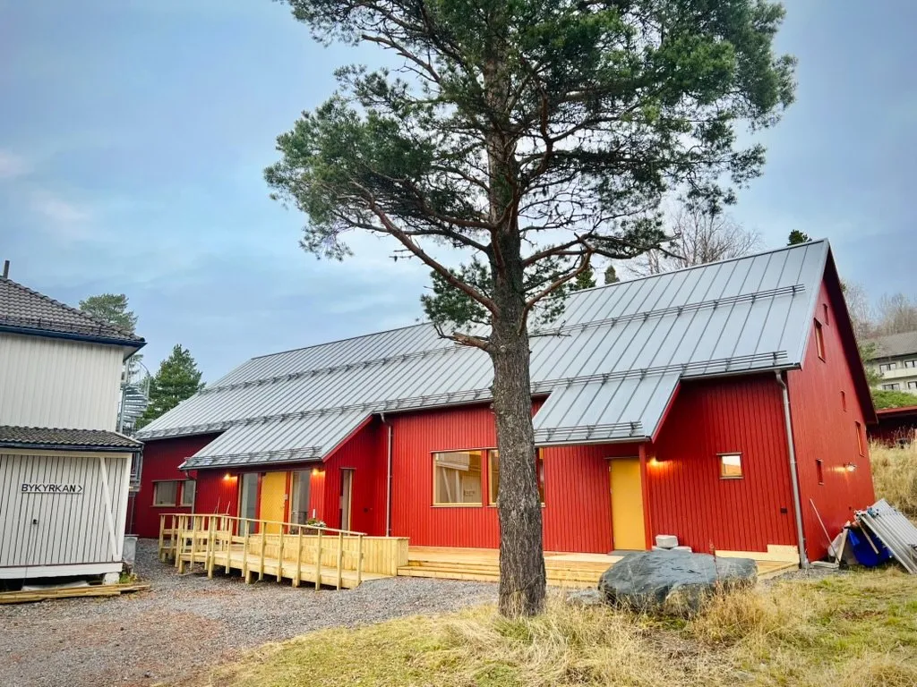 Bykyrkan med tallen på gården