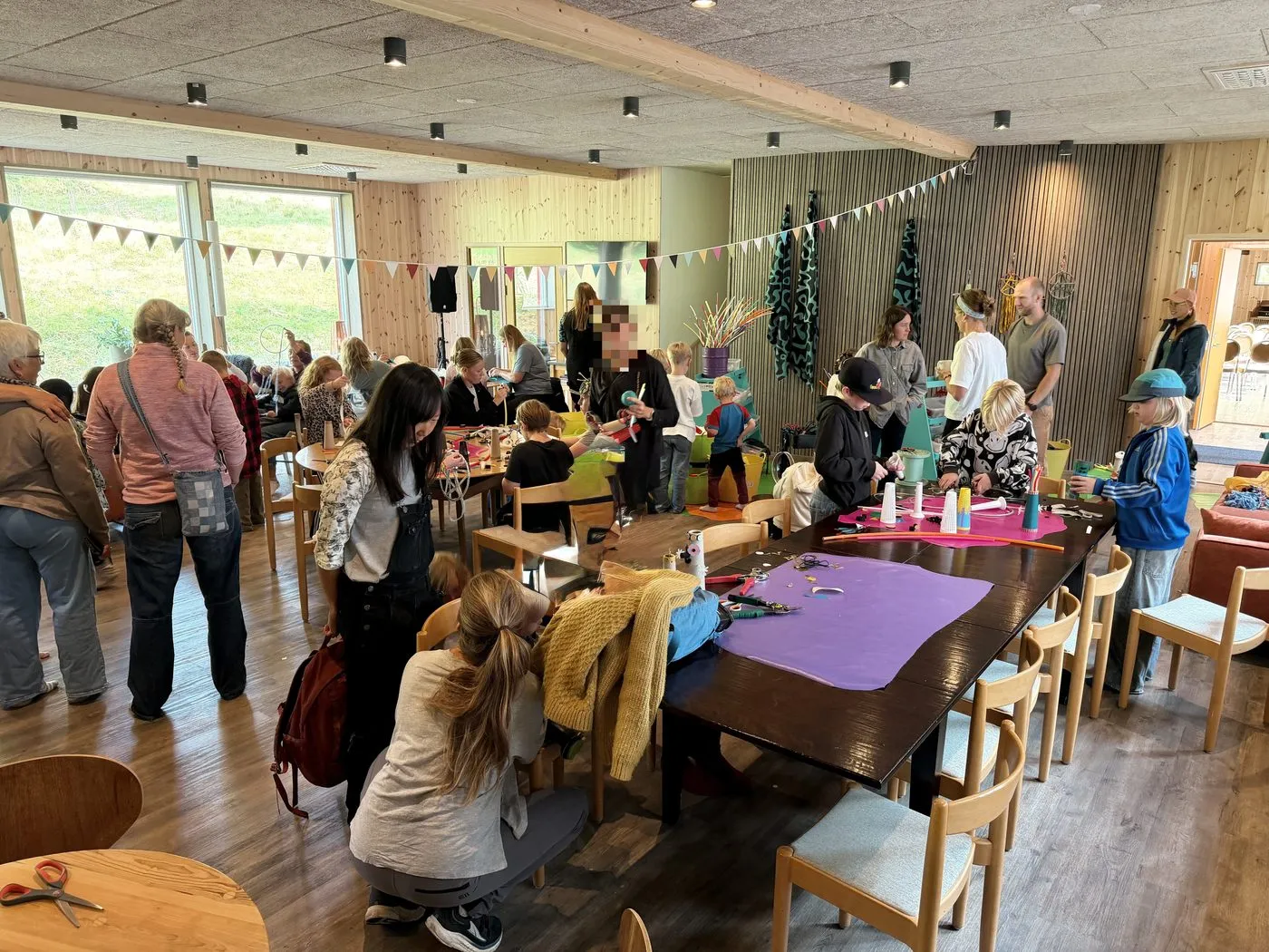 Pyssel, fika och umgänge vid borden i Vardagsrummet